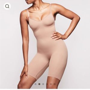 NWT SKIMS SCULPTING BODYSUIT MID THIGH W. OPEN GUSSET